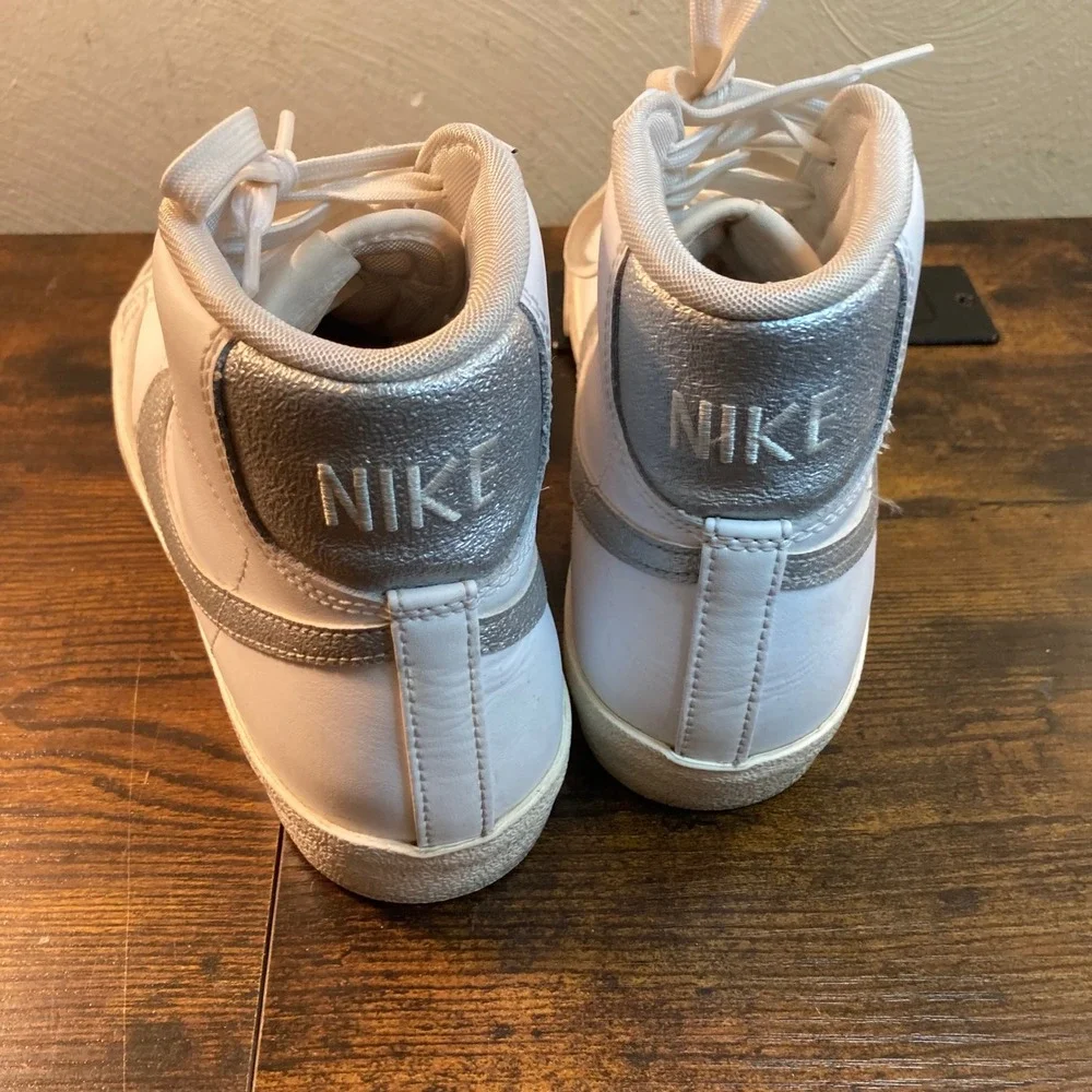 Nike Blazer Mid 77 Womens 8 White Metallic Silver High Top Shoes DQ7574-100